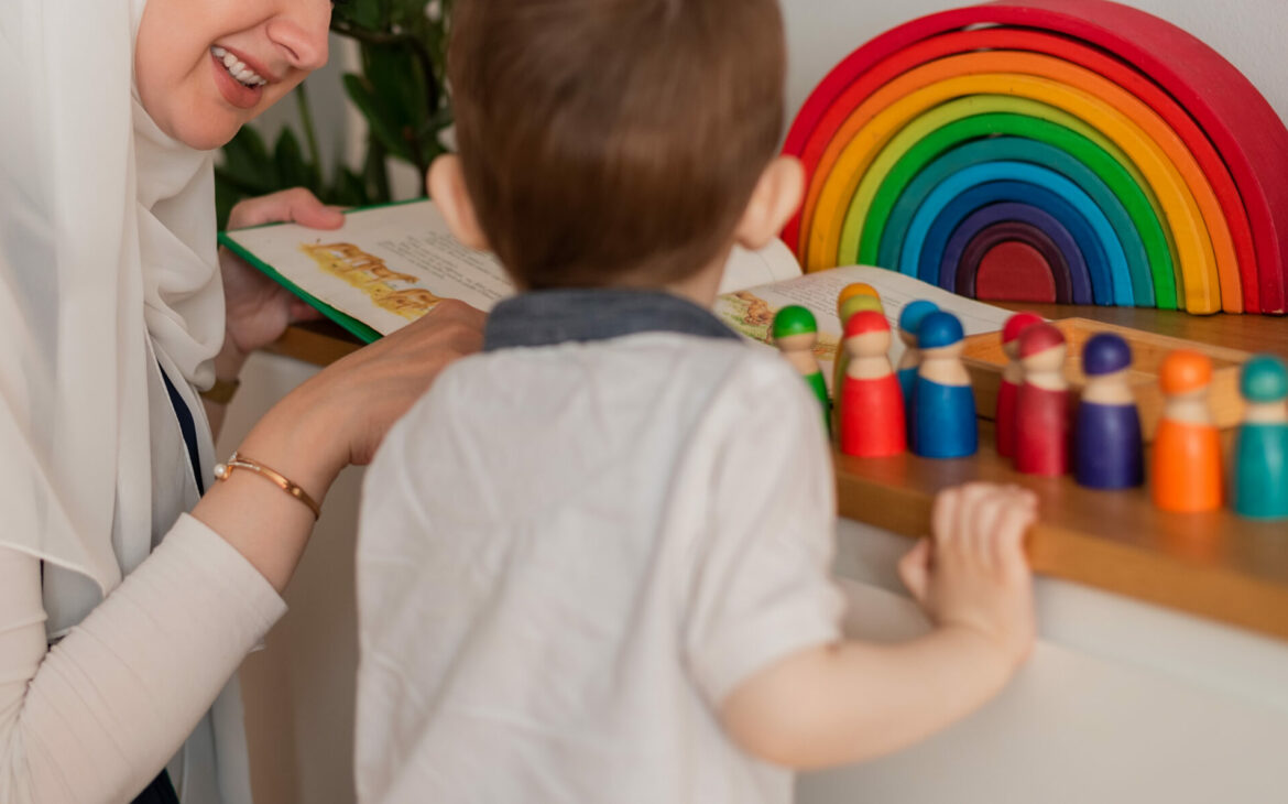 Apprendre l’arabe à son enfant avec Montessori