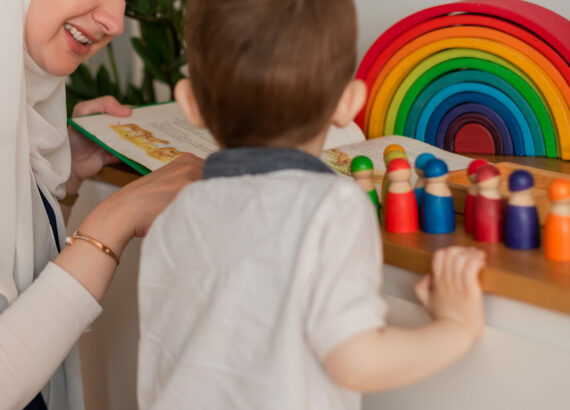 Apprendre l’arabe à son enfant avec Montessori
